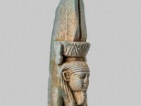 Aeg F 130  Aeg F 130, 26. Dynastie, Nefertem, Fayence, H 6,2 cm, B 1,4 cm, T 1,8 cm : Bestandskatalog Ägypten, Museumsfoto: Claus Cordes